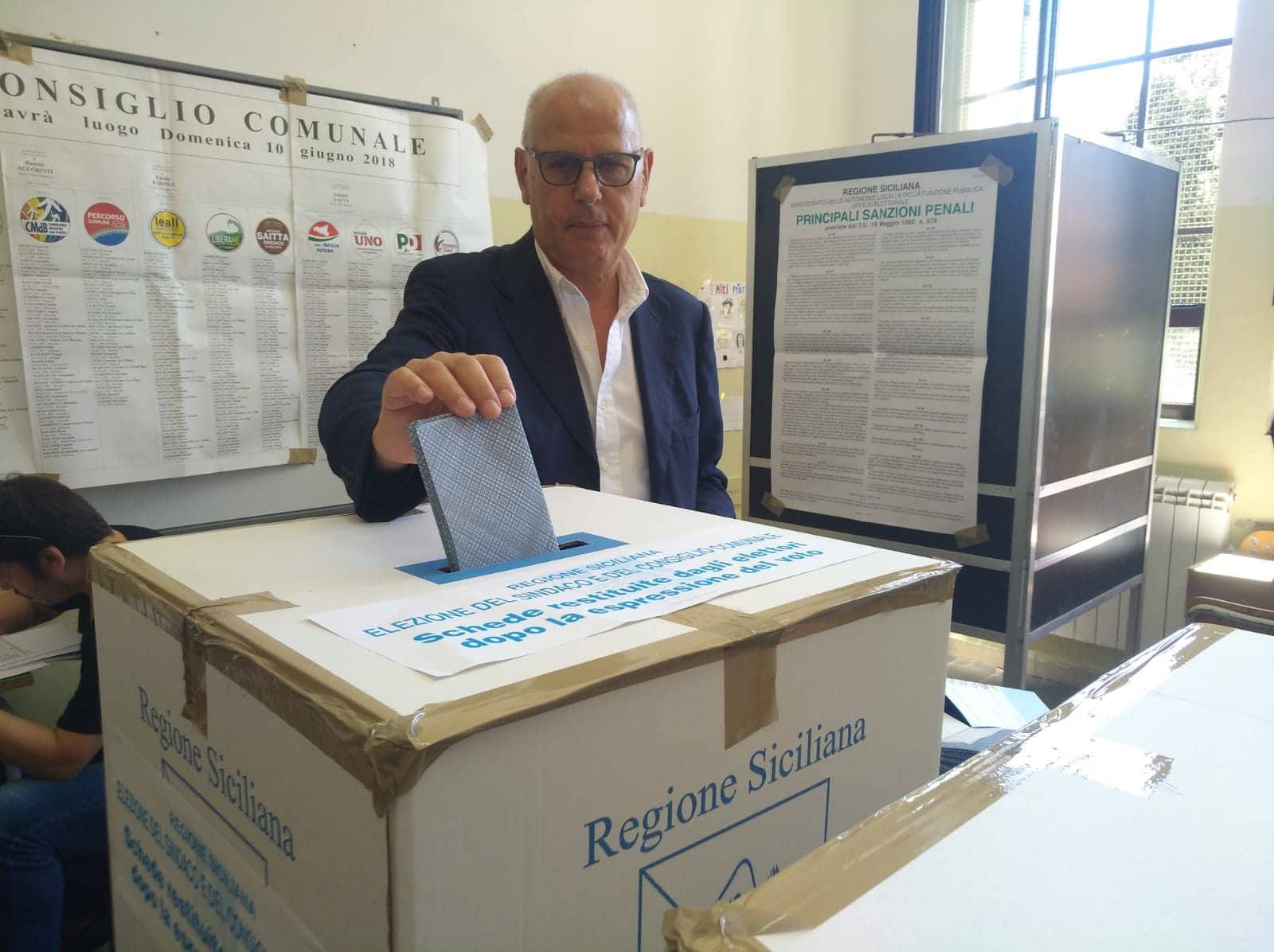 Dino Bramanti vota alla scuona Galatti Cannizzaro - Elezioni Amministrative Messina 2018