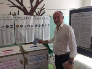 Gaetano Sciacca vota alla scuola Principe di Piemonte - Elezioni Amministrative Messina 2018