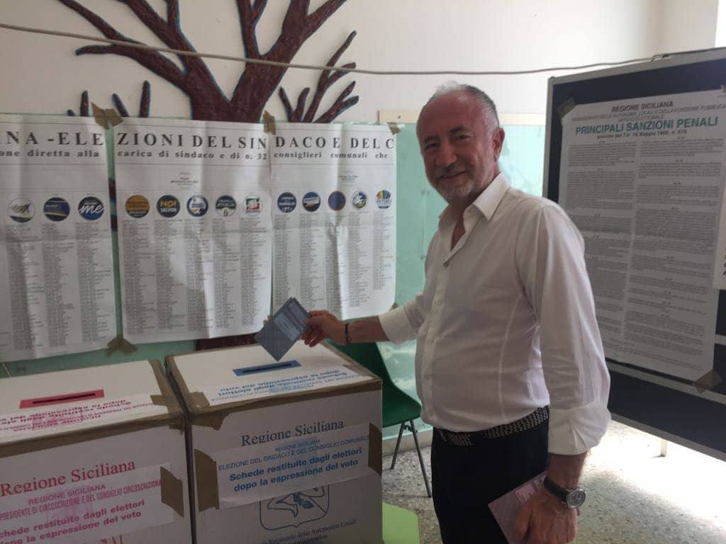 Gaetano Sciacca vota alla scuola Principe di Piemonte - Elezioni Amministrative Messina 2018