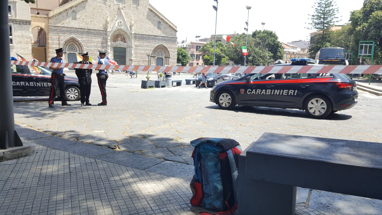 Foto dello zaino sospetto ritrovato a piazza Duomo, Messina - intervento Carabinieri