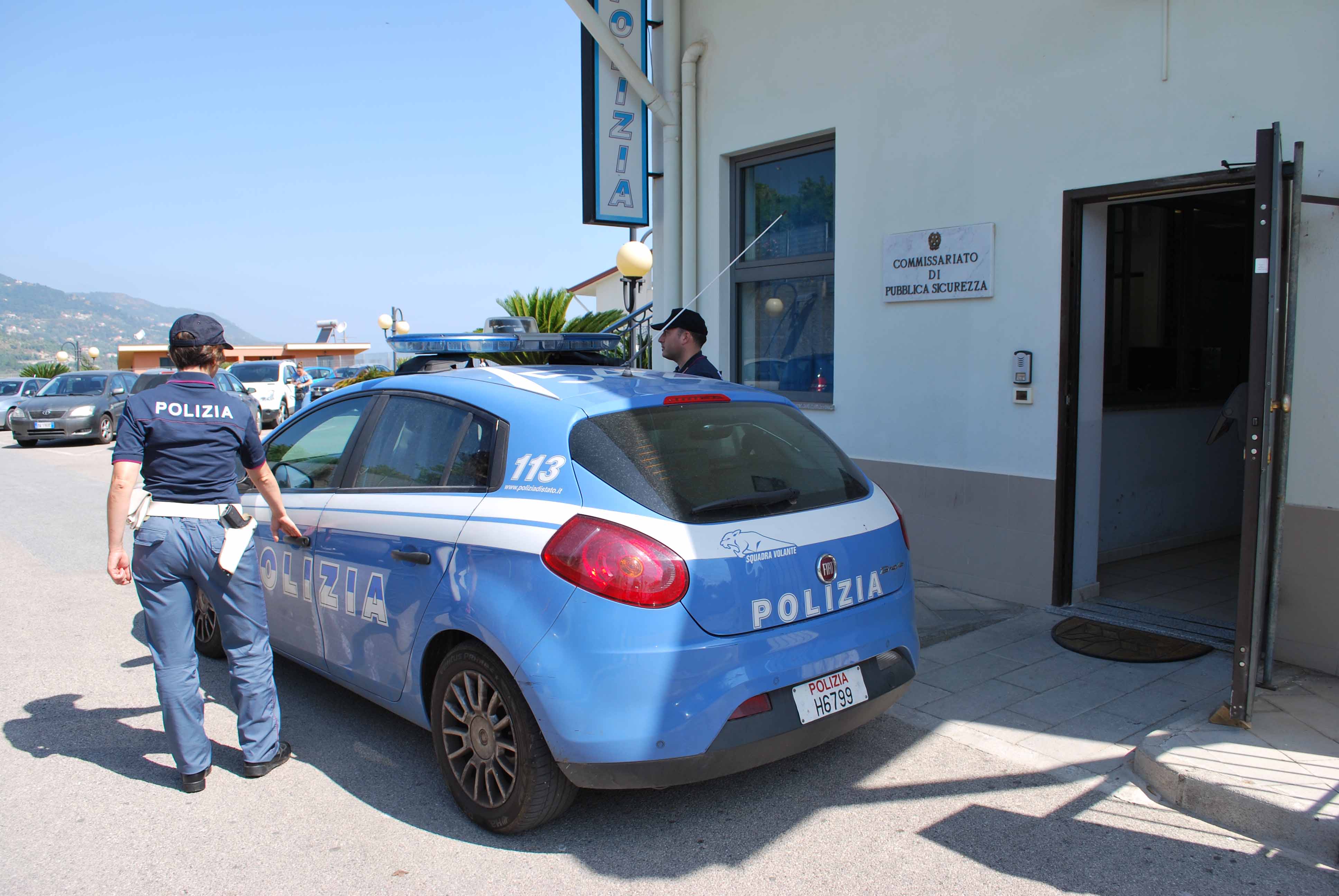 Foto di una volante della Polizia di fronte al commissariato di Patti, in provincia di Messina