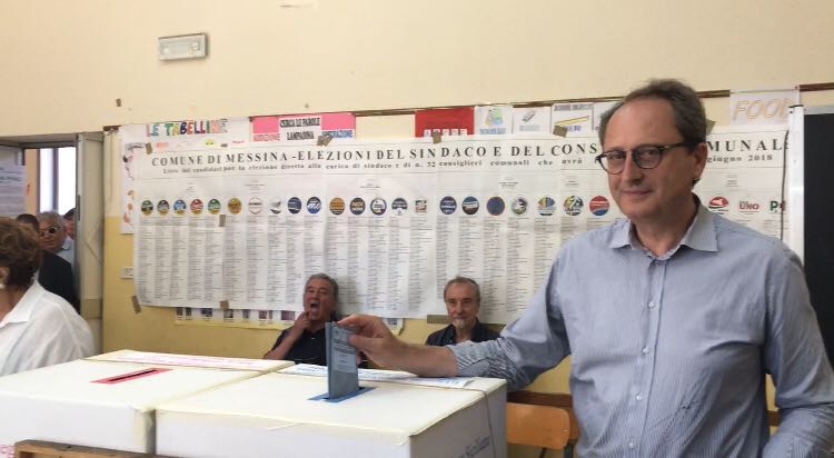 Antonio Saitta vota all'istituto comprensivo Evemero da Messina a Ganzirri