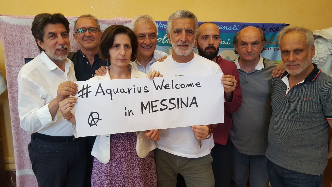 Foto di gruppo della giunta Accorinti contro la scelta del Ministro dell'Interno Matteo Salvini di chiudere i porti