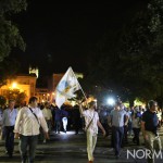 Folla festante guida Cateno De Luca verso il Municipio di Messina