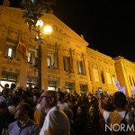 La folla attende Cateno De Luca davanti al municipio
