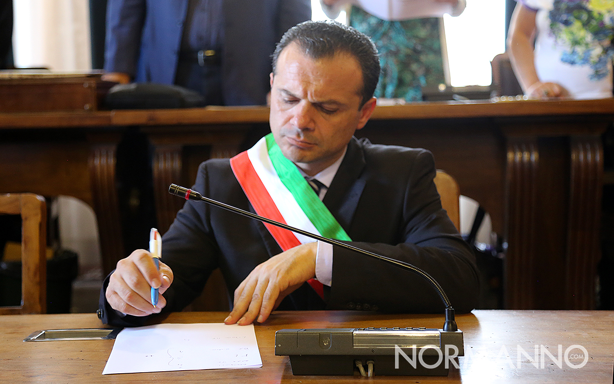 Il neo eletto sindaco di Messina, Cateno De Luca, con la fascia tricolore