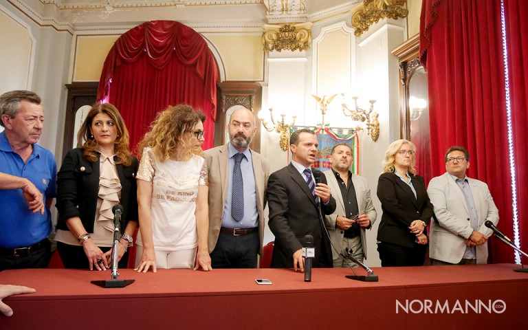 cateno de luca e la sua giunta comunale - Palazzo dei Leoni - Messina