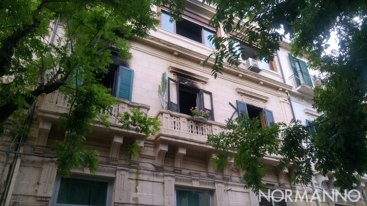 Foto dell'appartamento danneggiato dall'incendio in via dei Mille, Messina