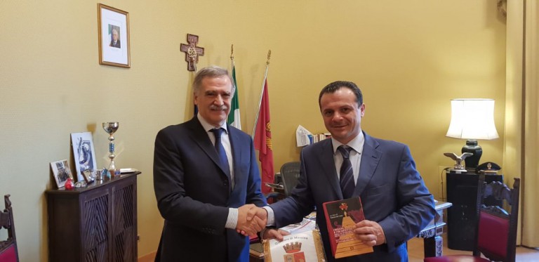 Foto della visita di cortesia del sindaco Cateno De Luca al Questore di Messina Mario Finocchiaro