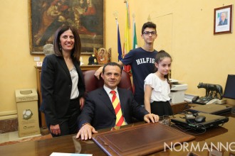 Foto alla scrivania del nuovo sindaco di Messina - Cateno De Luca