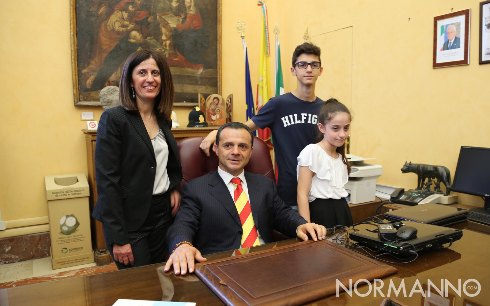 Foto alla scrivania del nuovo sindaco di Messina - Cateno De Luca