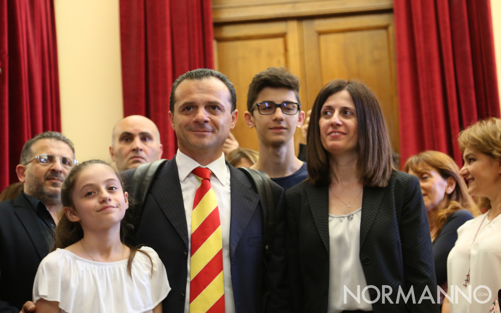 Foto di Cateno De Luca e della sua famiglia - proclamazione sindaco di Messina