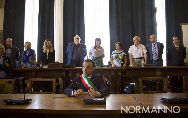 Foto di Cateno De Luca alla proclamazione dei membri del Consiglio comunale di Messina
