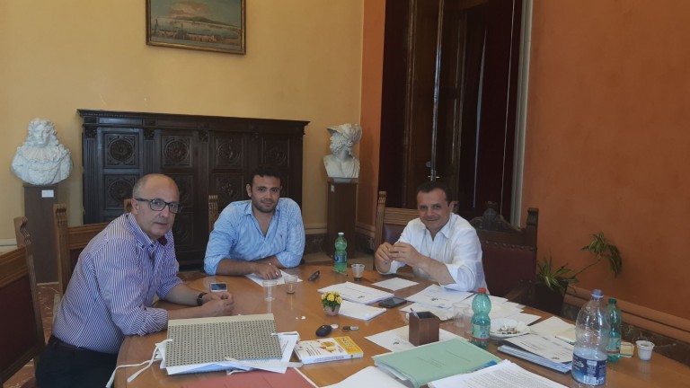 Da sinistra Giovanni De Leo (Ragioniere generale), Nino Interdonato (Consigliere comunale) e Cateno De Luca (Sindaco) - riunione bilancio comune messina