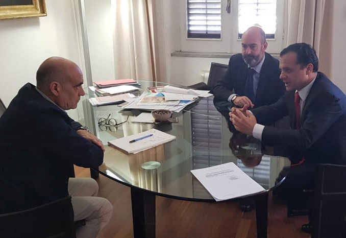 il sindaco di Messina Cateno De Luca e l'assessore Salvatore Mondello discutono dello sportello unico per l'edilizia (SUE) con il dirigente regionale Sergio Alessandro
