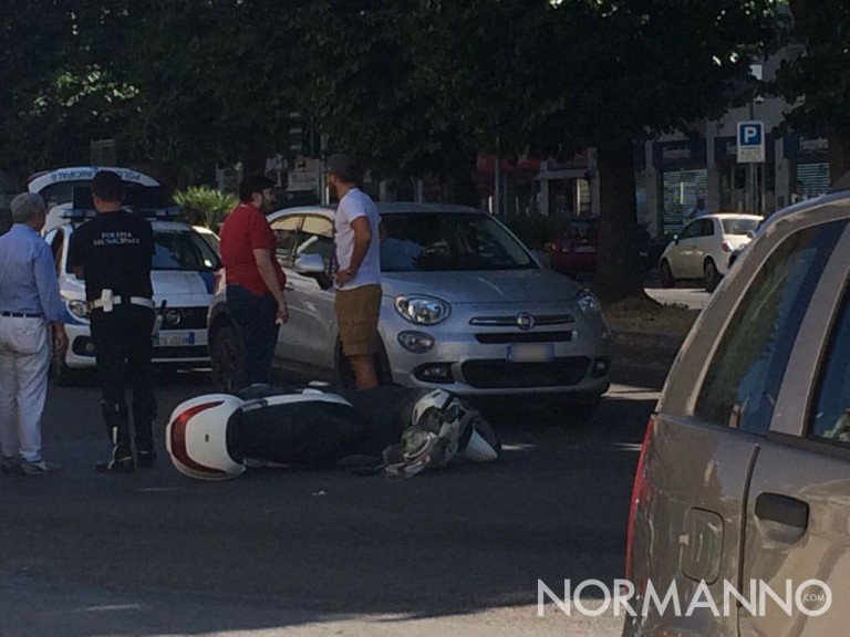 Foto dell'incidente in via Garibaldi, 500XL tampona scooter