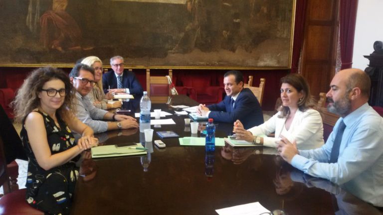 la giunta del sindaco cateno de luca in riunione con il dirigente del dipartimento tributi Antonio Cama