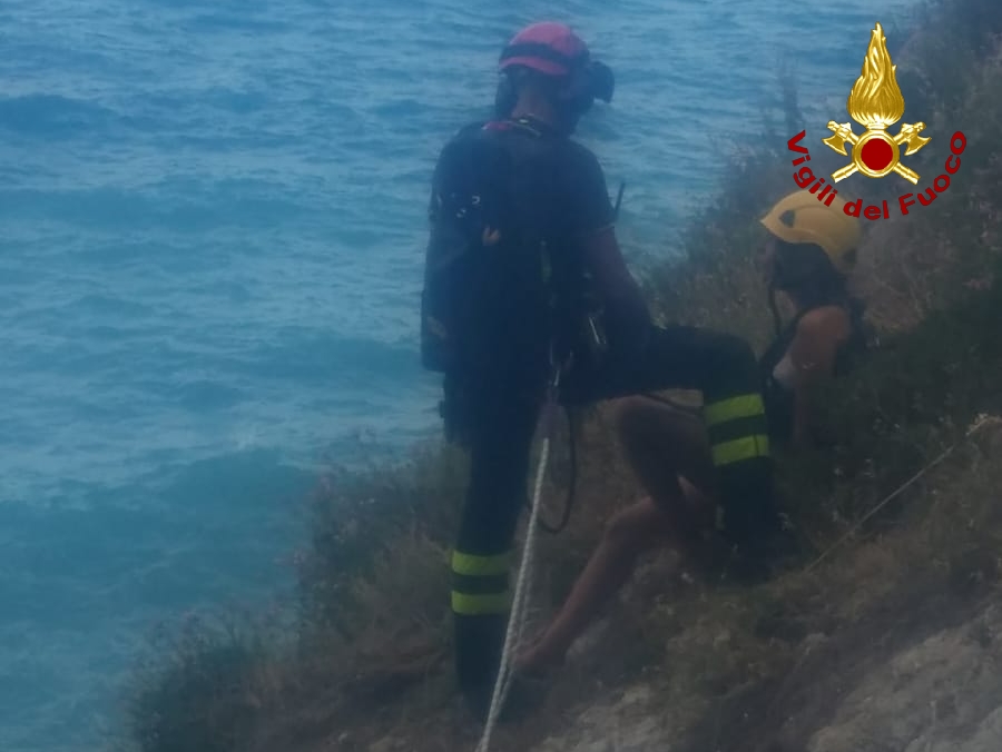 Foto dei vigili del fuoco intervenuti per salvare i turisti bloccati sulla scogliera di Patti, in provincia di Messina