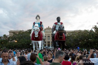 foto delle statue dei Giganti, Mata e Grifone, di fronte al Municipio di Messina nel giorno di Ferragosto