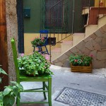 Foto di una sedia colorata ornata di fiori a seguito dell'iniziativa del gruppo Festi e mali iunnati - Mili San Pietro in provincia di messina