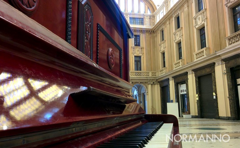 un piano per la città - pianoforte pubblico nella galleria vittorio emanuele di messina