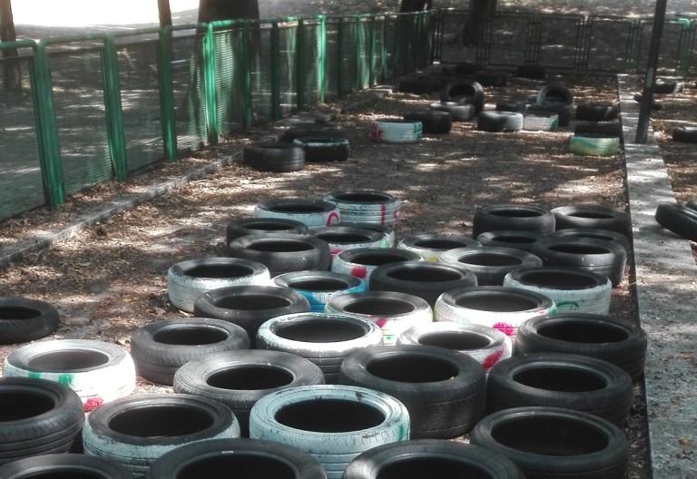 pneumatici abbandonati nel campo da bocce di villa dante - messina