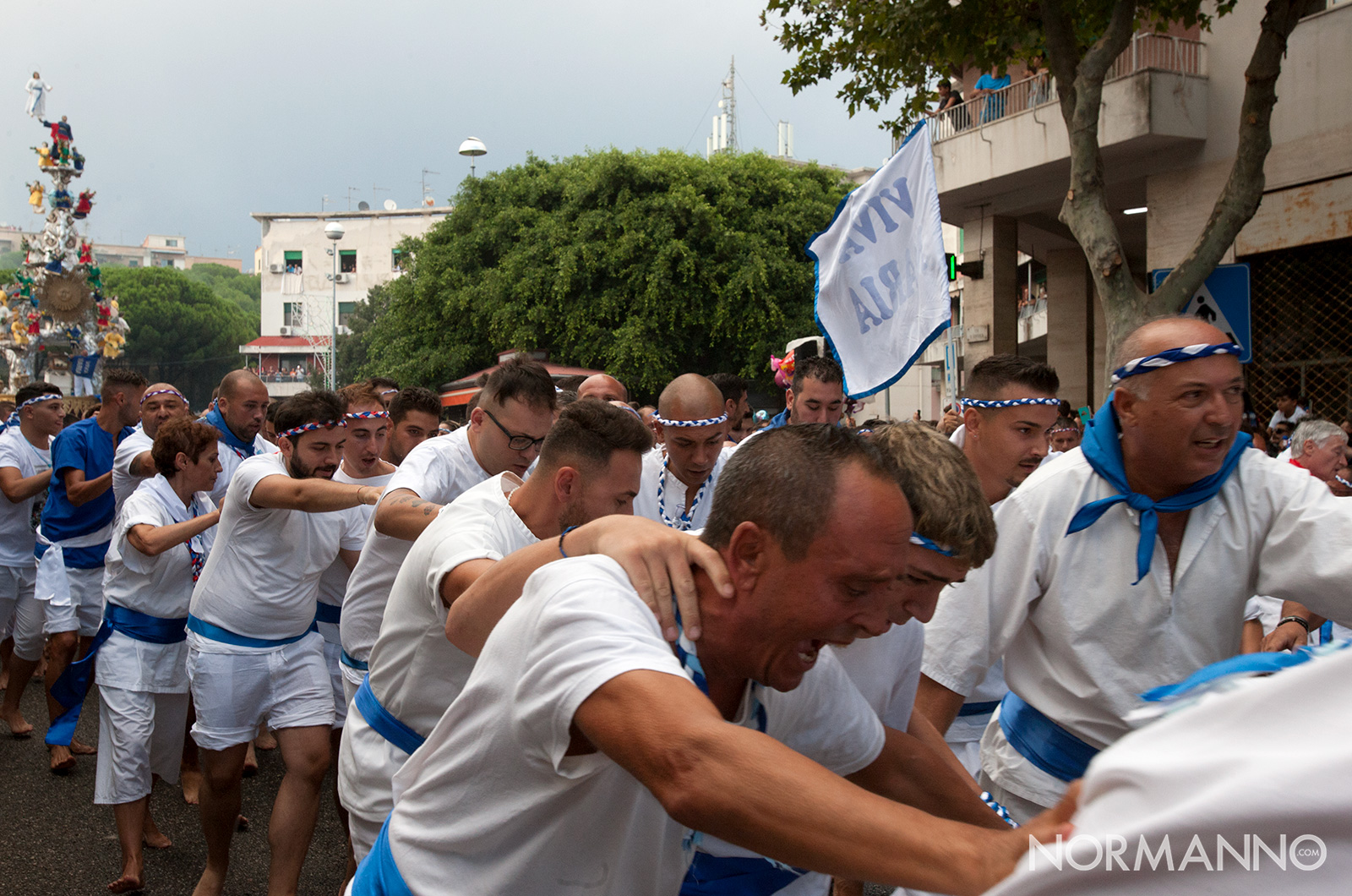 foto dei tiratori alla partenza della Vara da piazza Castronovo - Messina, 2018
