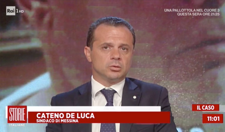 primo piano del sindaco di messina cateno de luca in diretta su rai 1 per parlare della questione risanamento