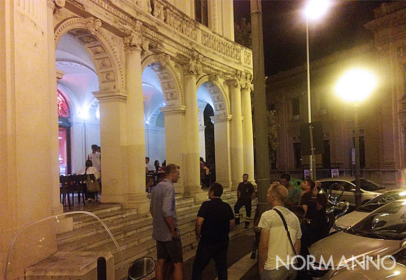 Intervento dei Vigili del Fuoco fuori dalla Galleria Vittorio Emanuele