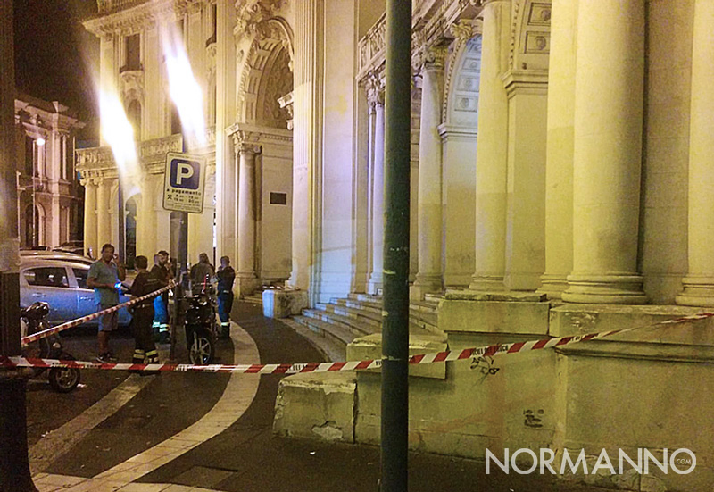 Intervento dei Vigili del Fuoco fuori dalla Galleria Vittorio Emanuele