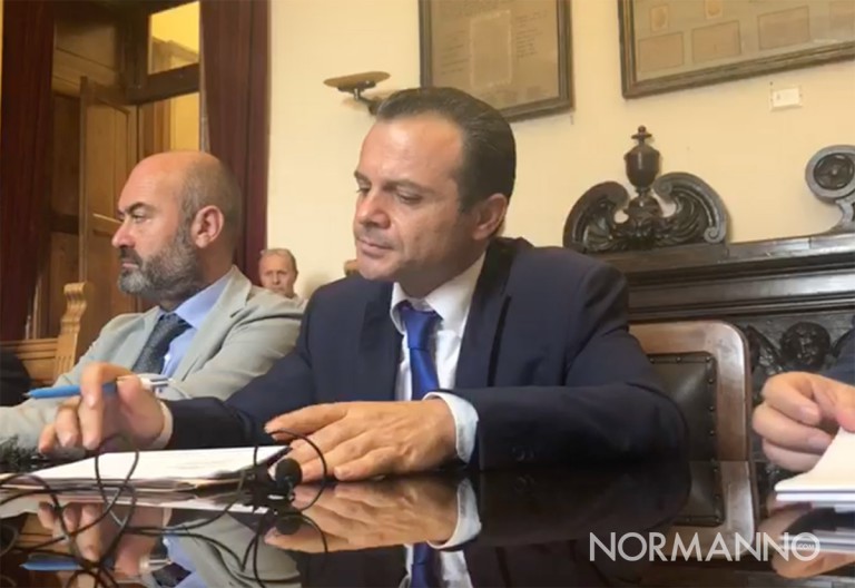 sindaco cateno de luca durante la conferenza di presentazione del piano atm dopo aver annunciato le sue dimissioni