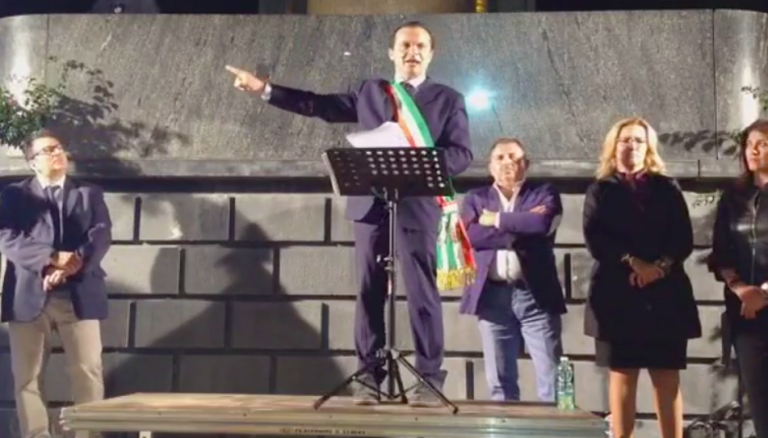 Foto di Cateno De Luca durante il comizio a piazza Municipio, Messina