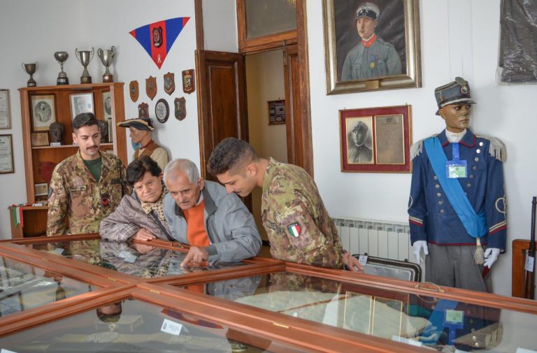 Visita guidata al museo del reggimento di Alberto Ciarri, nonno alberto, ex fuciliere, ospite nel 1962 alla caserma zuccarello
