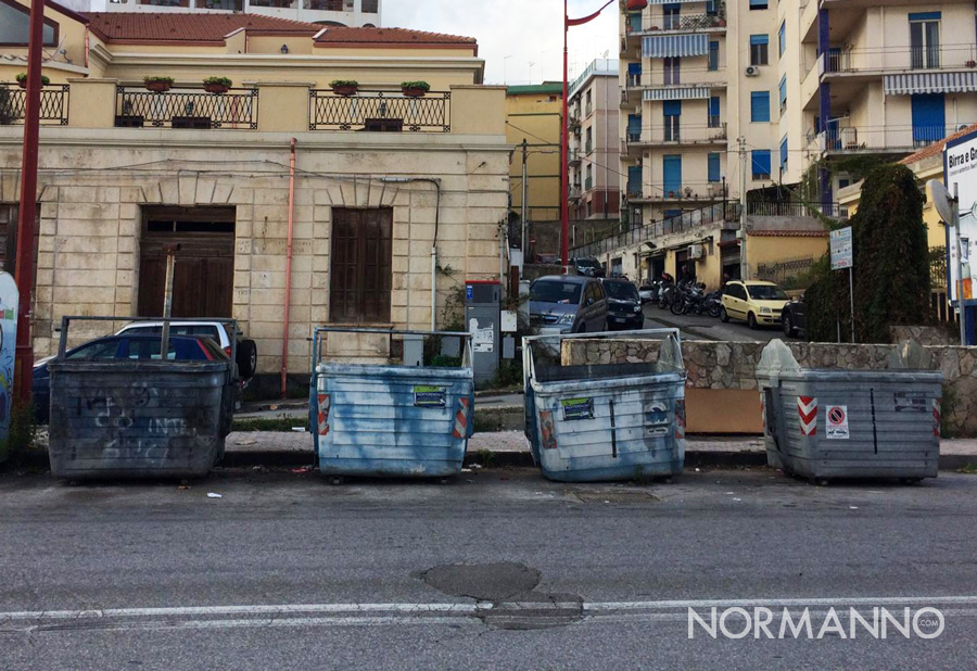 Foto di cassonetti dei rifiuti vuoti, Messina