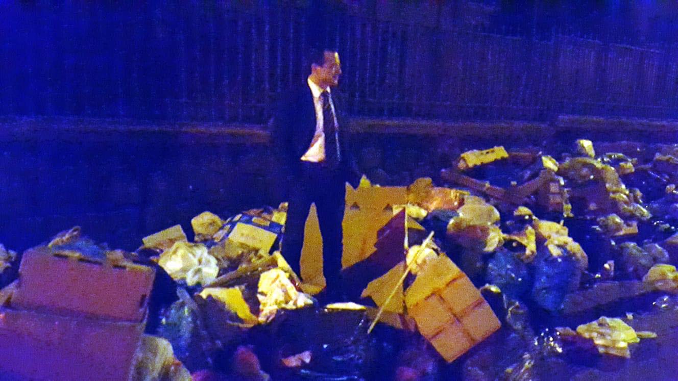 foto del sindaco cateno de luca sopra una pila di rifiuti durante l'emergenza rifiuti a Messina