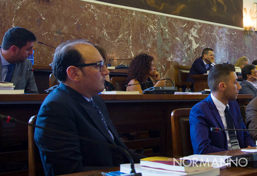 Foto dei consiglieri M5S in aula, consiglio comunale Messina