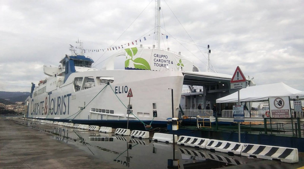 foto della nave elio al molo di norimberga di messina. Il nuovo traghetto del gruppo caronte & tourist collegherà messina e reggio