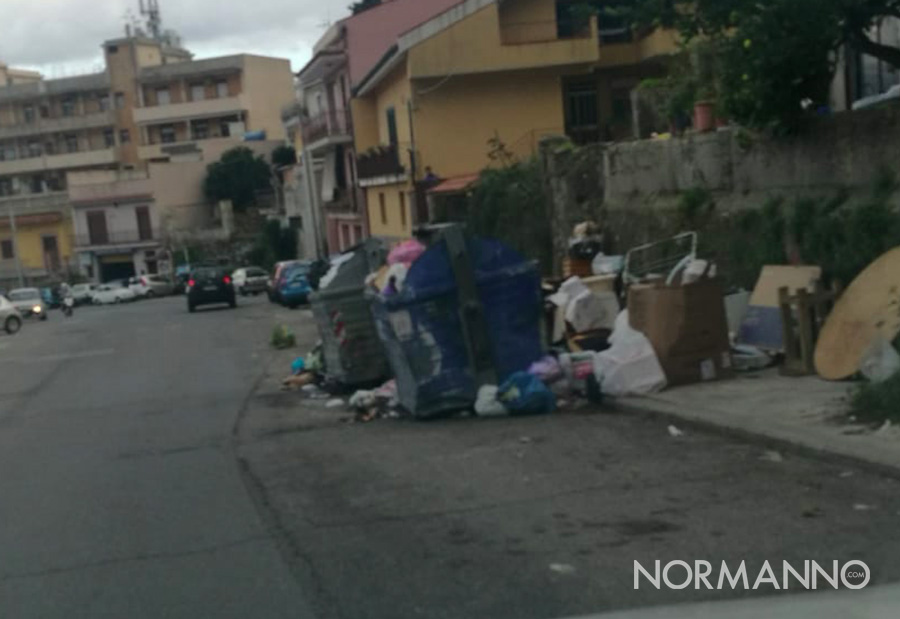 Foto dei cassonetti pieni di immondizia, rifiuti Messina