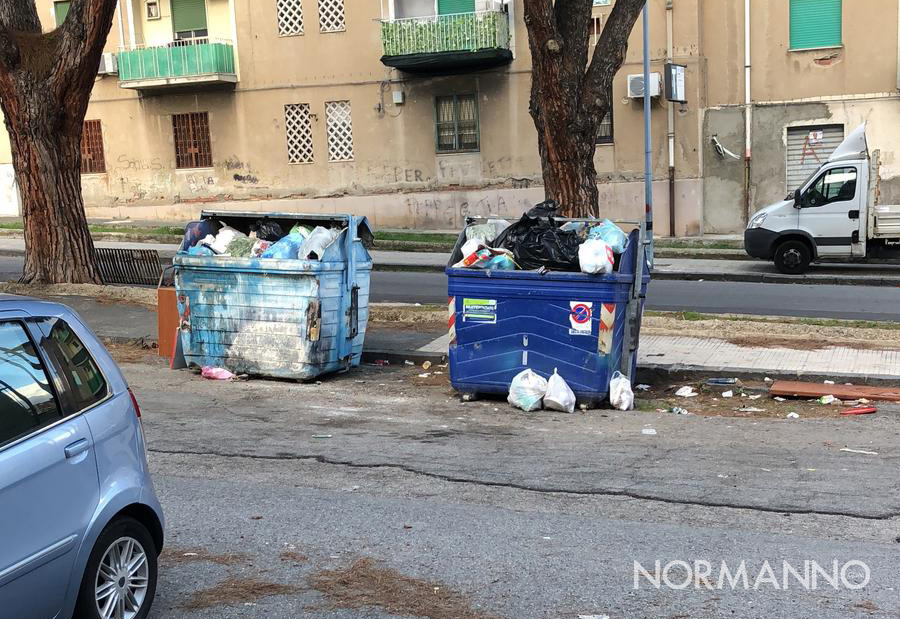 Foto di cassonetti ricolmi di immondizia, rifiuti Messina