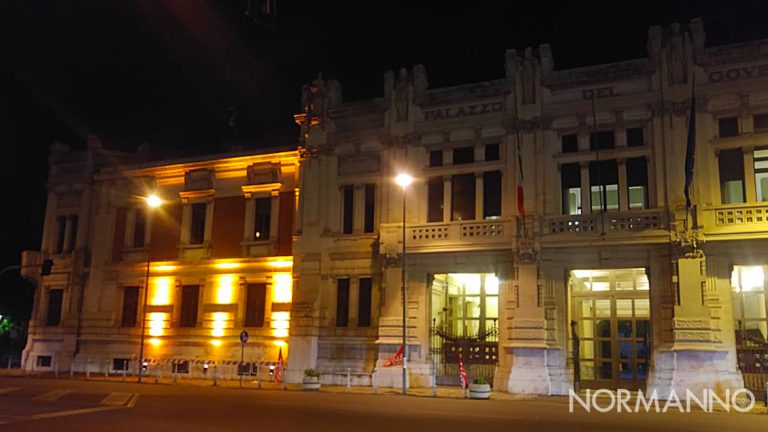 Foto della Prefettura di Messina illuminata di arancione per il progetto ONU "Orange the world"