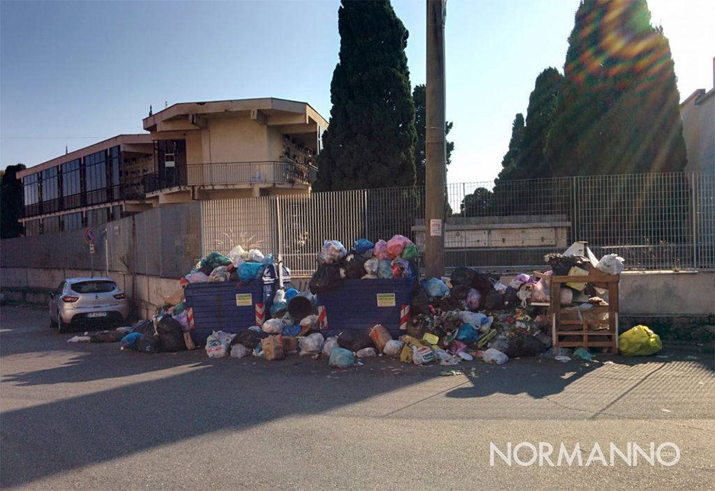foto di cassonetti pieni di rifiuti e sacchetti della spazzatura riversati sulle strade di messina