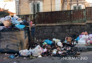 foto di cassonetti dell'immondizia e rifiuti bruciati - messina