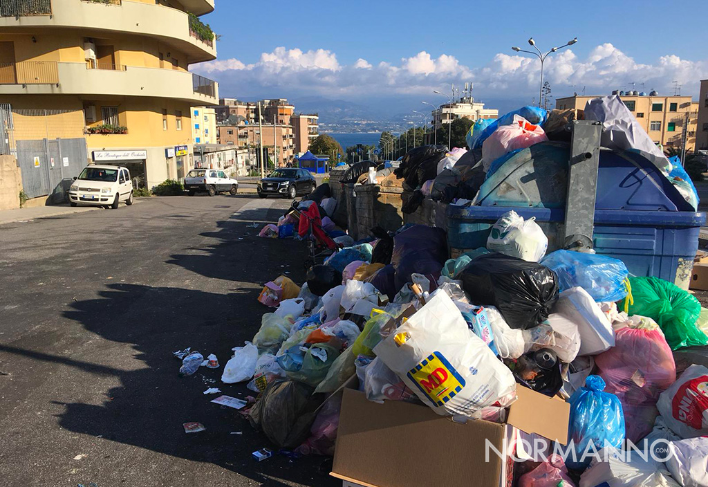 foto di cassonetti pieni di rifiuti e sacchetti della spazzatura riversati sulle strade di messina