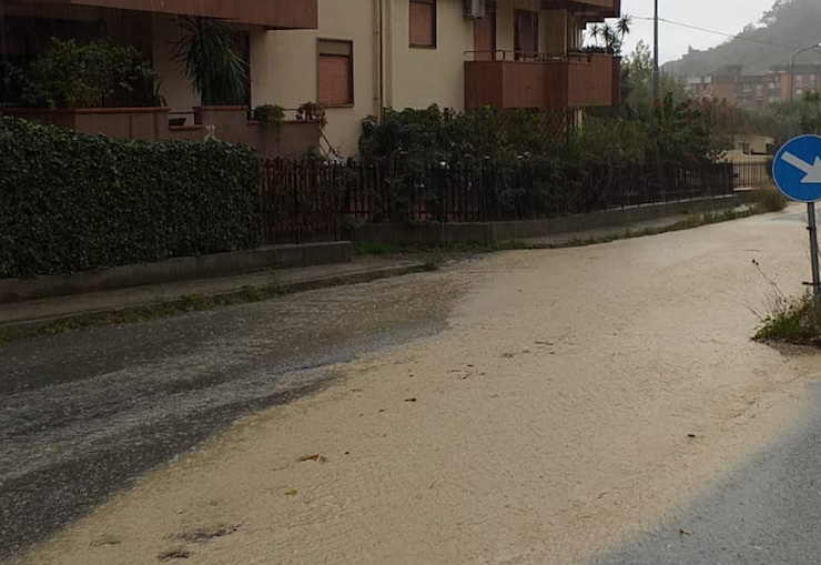 foto di via leonardo sciascia a san licandro ricoperta di fango a causa del maltempo a messina
