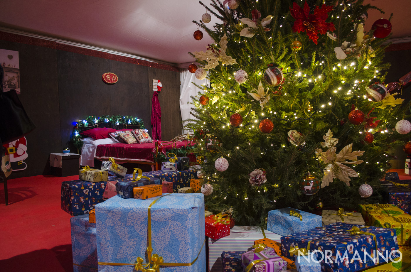 Albero di natale e regali nella casa di Babbo Natale allestita per i bambini a piazza Cairoli, Messina