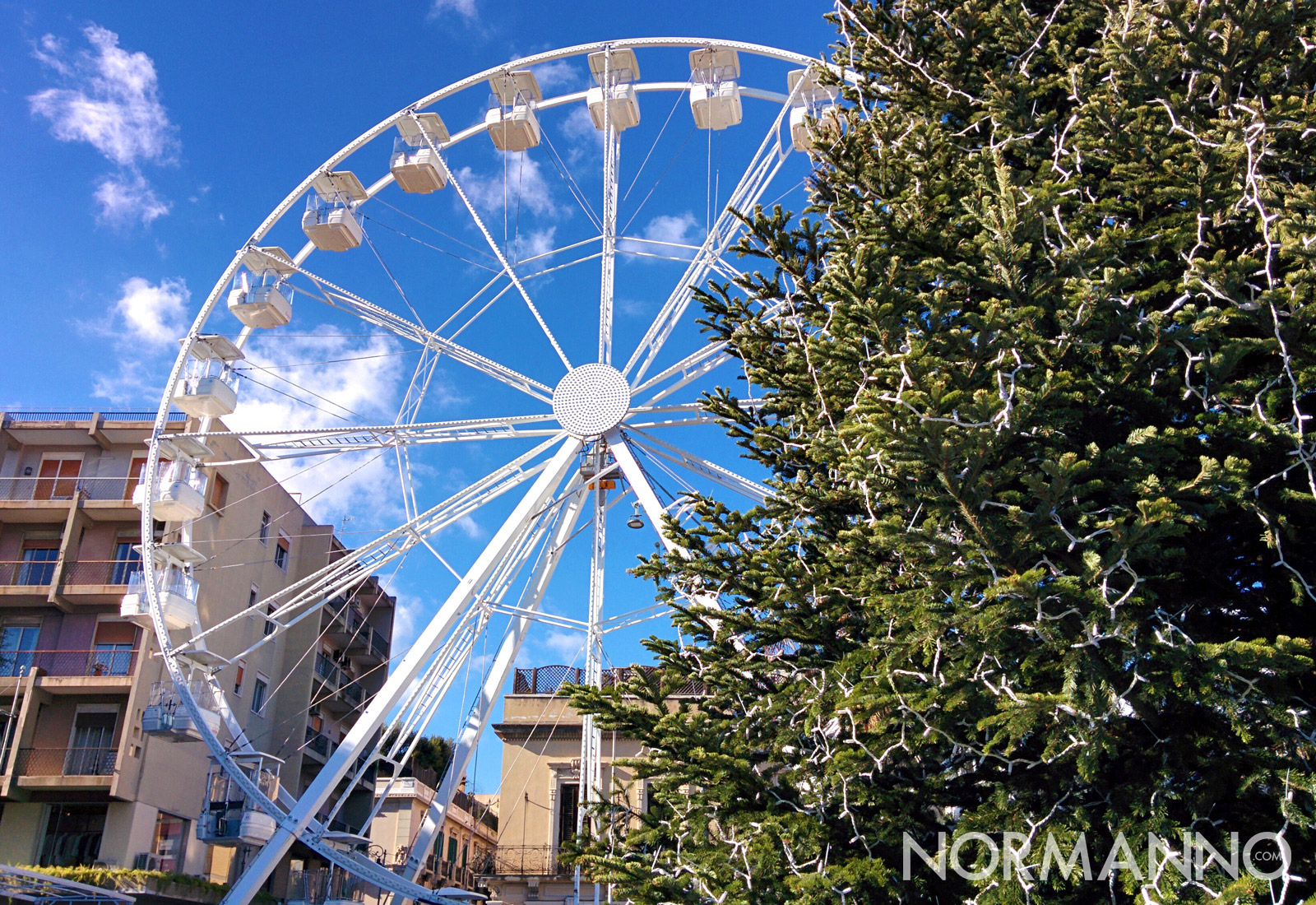 Foto dell'albero di Natale e della ruota panoramica di Piazza Cairoli - Messina 2018