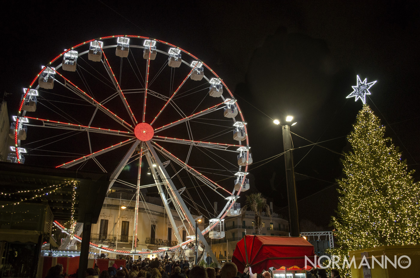 Foto della ruota panoramica e dell'albero di natale accesi - piazza Cairoli, Messina