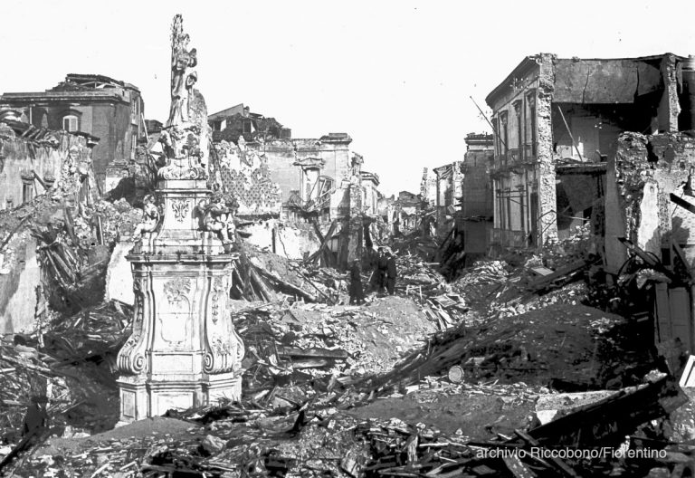 stele dell'immacolata di marmo dopo il terremoto di messina del 1908