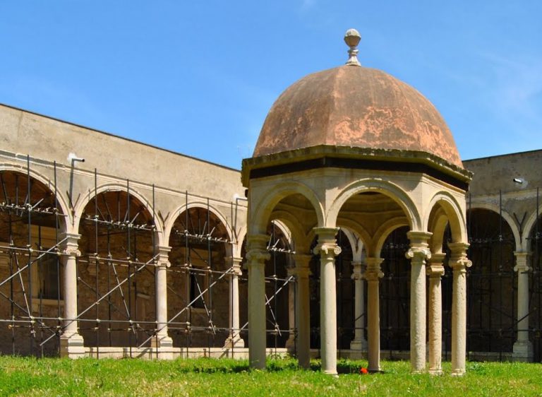 chiostri del monastero di san placido calonerò, oggi anche sede dell'istituto agrario Cuppari di Messina