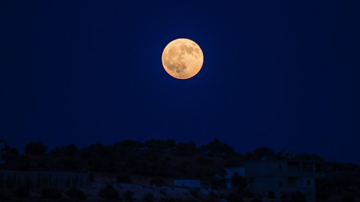 Oggi E La Notte Della Superluna La Luna Piena Piu Grande Del 2019 Normanno Com
